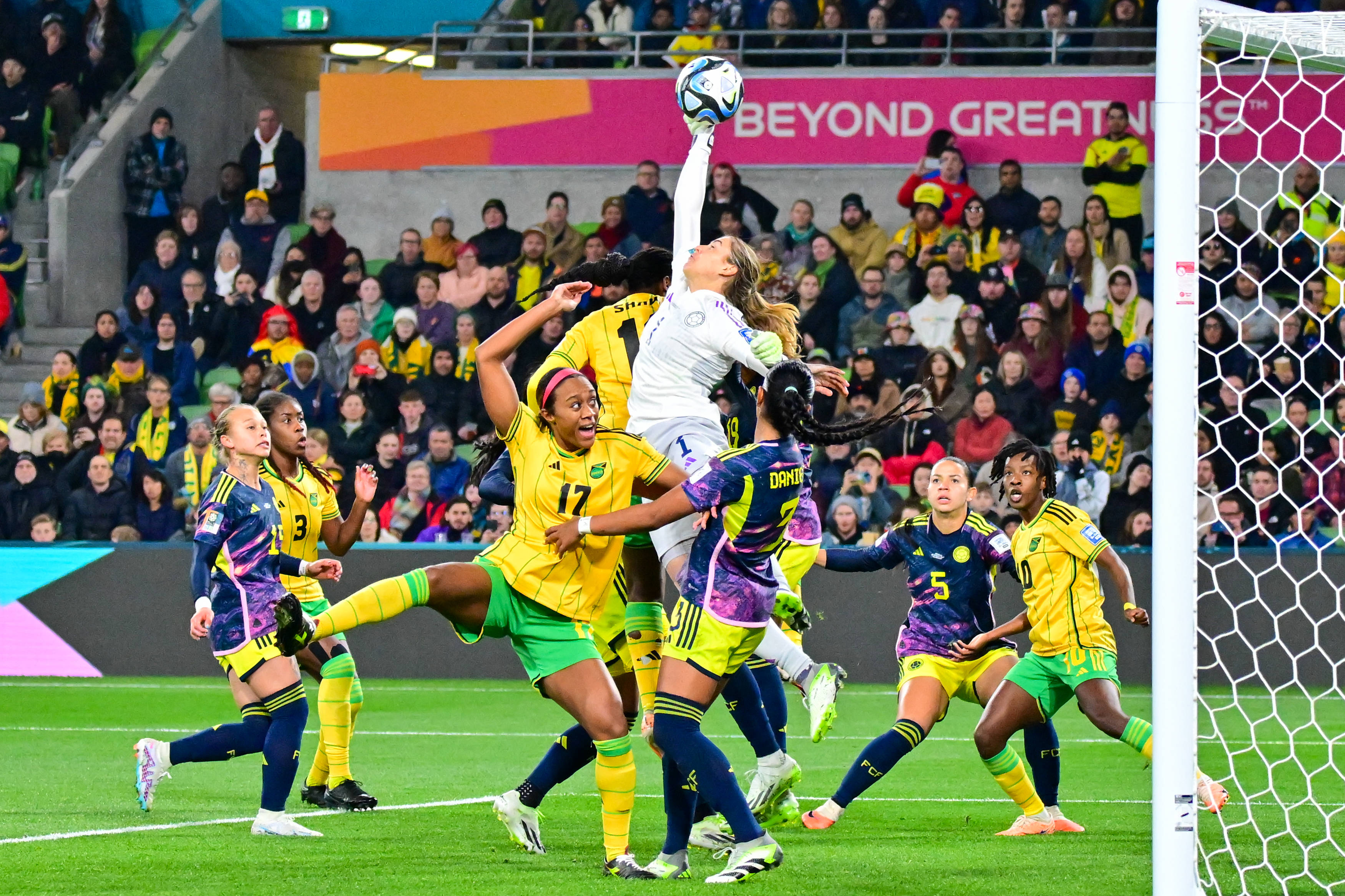 包含瑞典女足冲劲中，胜利在望的词条