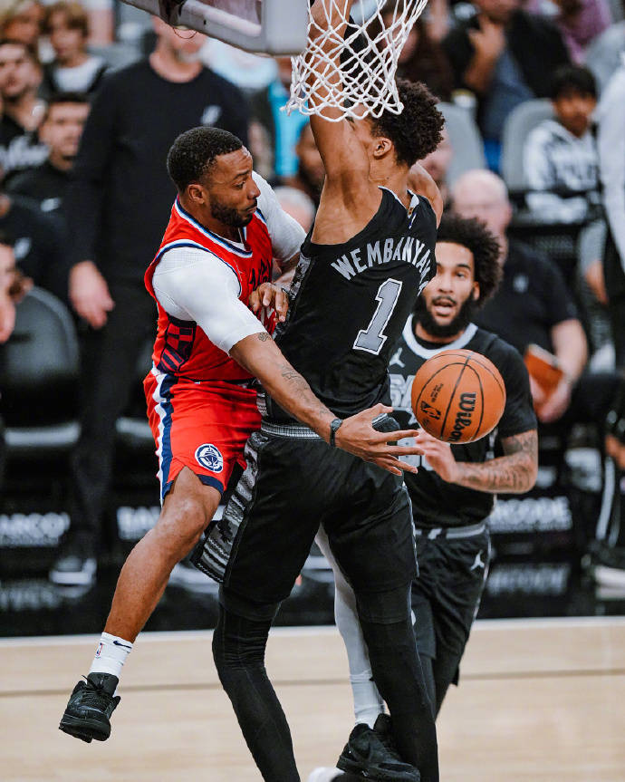 包含马刺主场取胜终结篮网连胜，德罗赞两双打压对手的词条