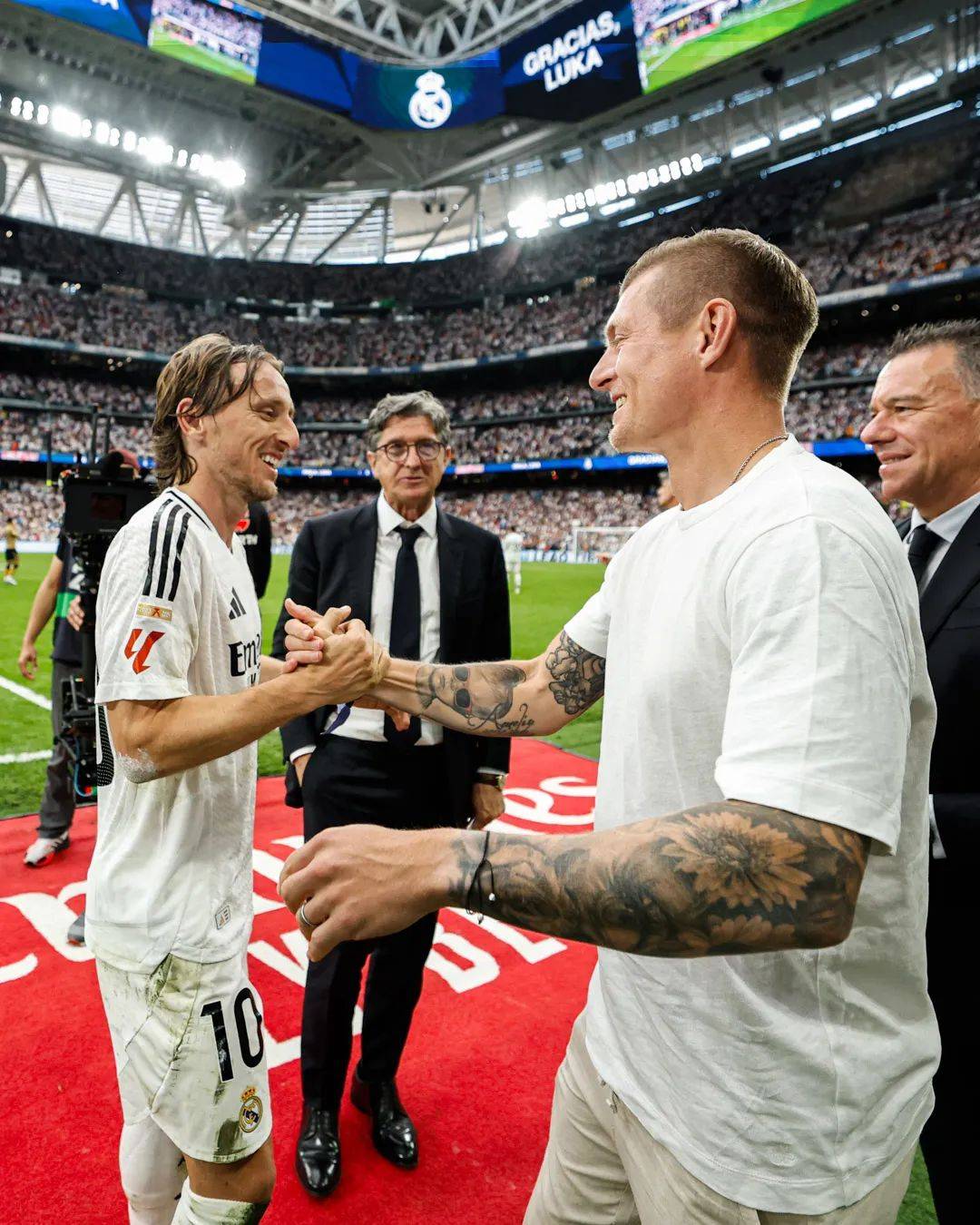 莫德里奇赛前列队欢迎格列兹曼，尊重对手尽显风度！的简单介绍