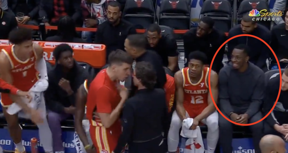 梅西场边指挥情绪激动，马竞队员怒摔水瓶！的简单介绍